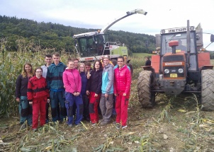 9duyi3ds6w_12-09-2017-sklizen-silazni-kukurice-na-skolnim-statku_1