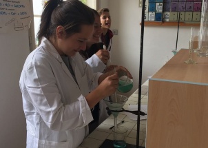 npx43wf2sy_18-09-2017-poprve-v-chemicke-laboratori_1