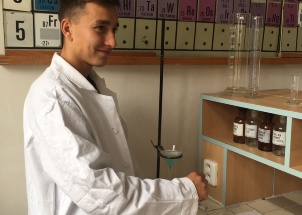 npx43wf2sy_18-09-2017-poprve-v-chemicke-laboratori_1