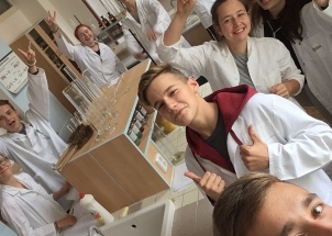 npx43wf2sy_18-09-2017-poprve-v-chemicke-laboratori_1