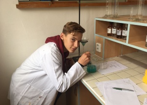 npx43wf2sy_18-09-2017-poprve-v-chemicke-laboratori_1