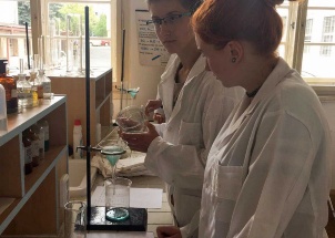 npx43wf2sy_18-09-2017-poprve-v-chemicke-laboratori_1