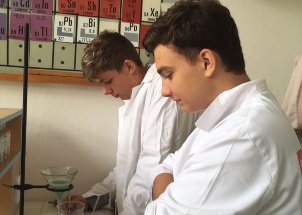 npx43wf2sy_18-09-2017-poprve-v-chemicke-laboratori_1