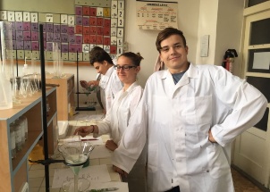 npx43wf2sy_18-09-2017-poprve-v-chemicke-laboratori_1