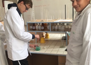 npx43wf2sy_18-09-2017-poprve-v-chemicke-laboratori_1
