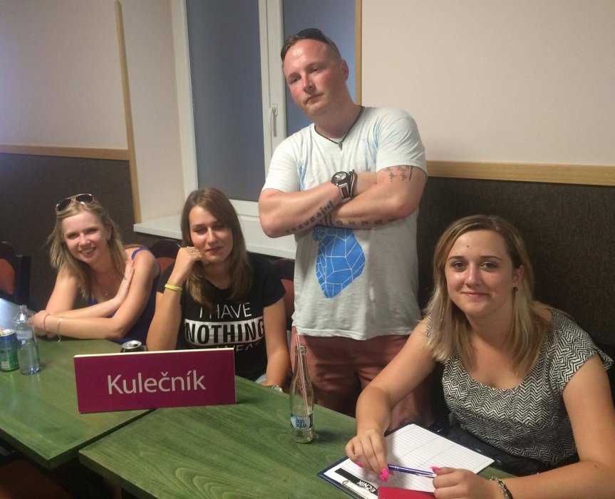 Studenti 3. A sportovními rozhodčími v Nesuchyni